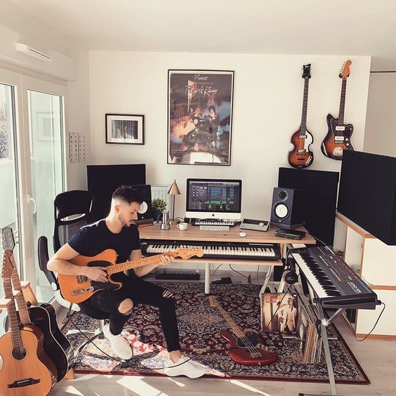 Stúdióban gitározik