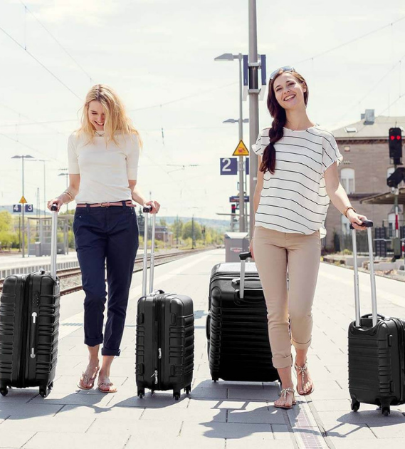 Lányok bőröndökkel