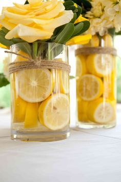 Citrom az üvegben és citromsárga színű virág