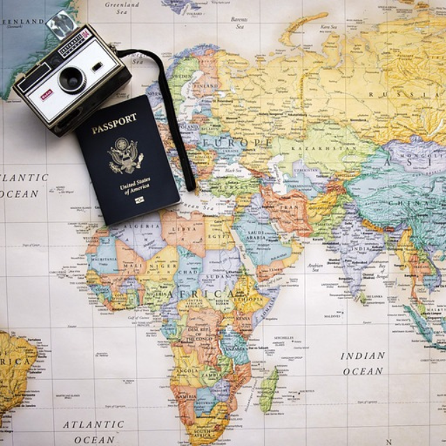 Világtérkép útlevéllel és fényképezőgéppel