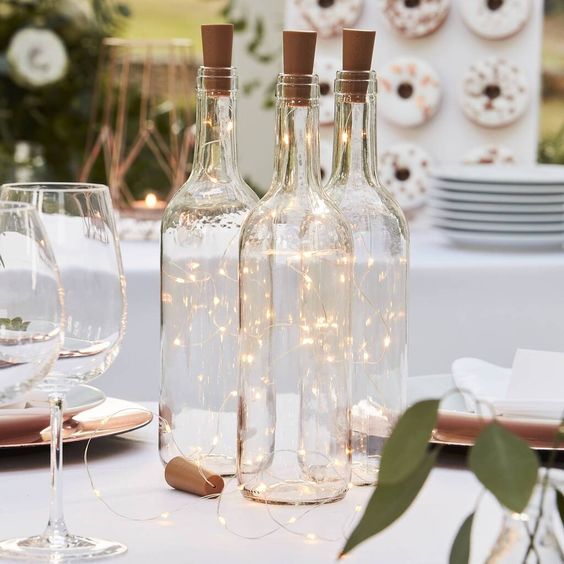 Esküvői asztalon LED fényfüzér
