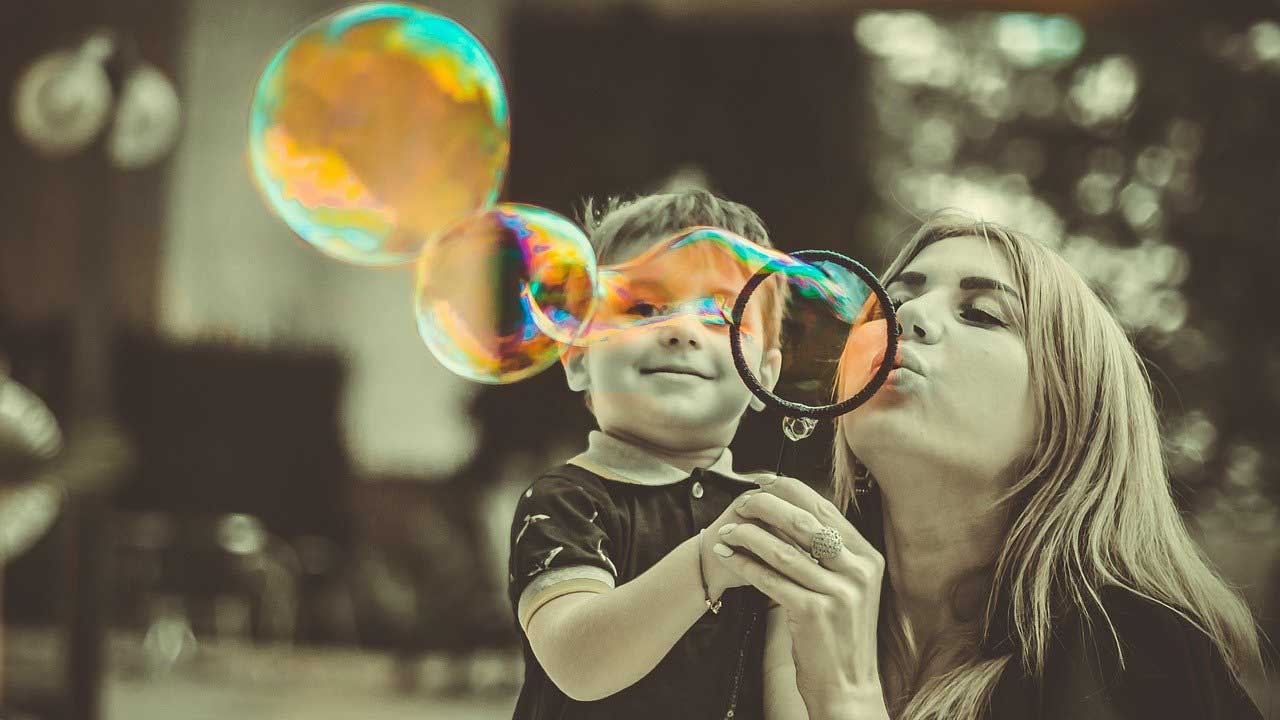 Anya a gyerekével buborékot fúj
