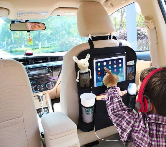 Gyerek használja a tabletet autóban