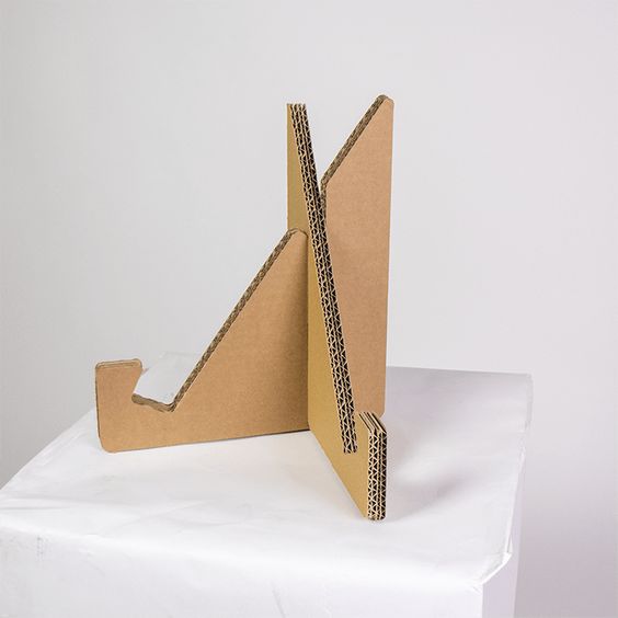 Kartonpapírból készített tablet tartó