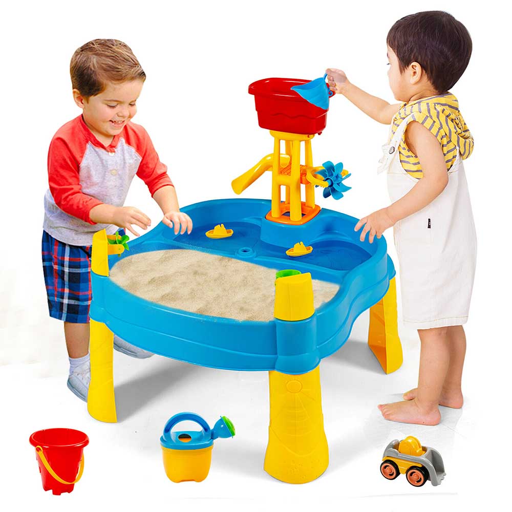 Két gyerek játszik a vizes homokozó asztalnál