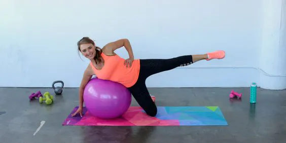 Oldalsó lábemelés fitness labdán