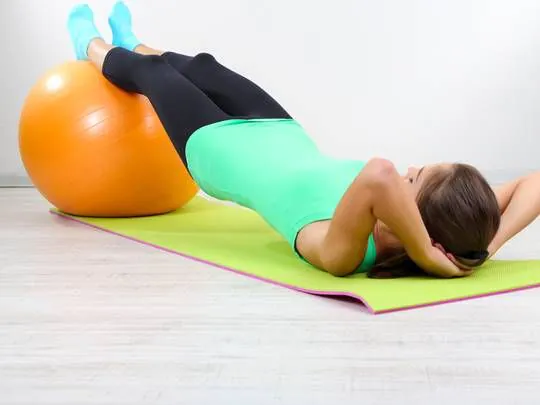 Csípőemelés fitness labdával