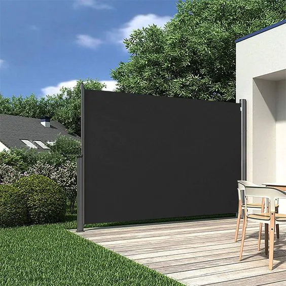 Kihúzható árnyékolófal teraszon használva
