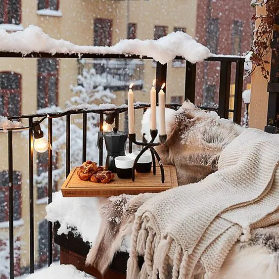 Téliesített, hangulatos erkély meleg takarókkal
