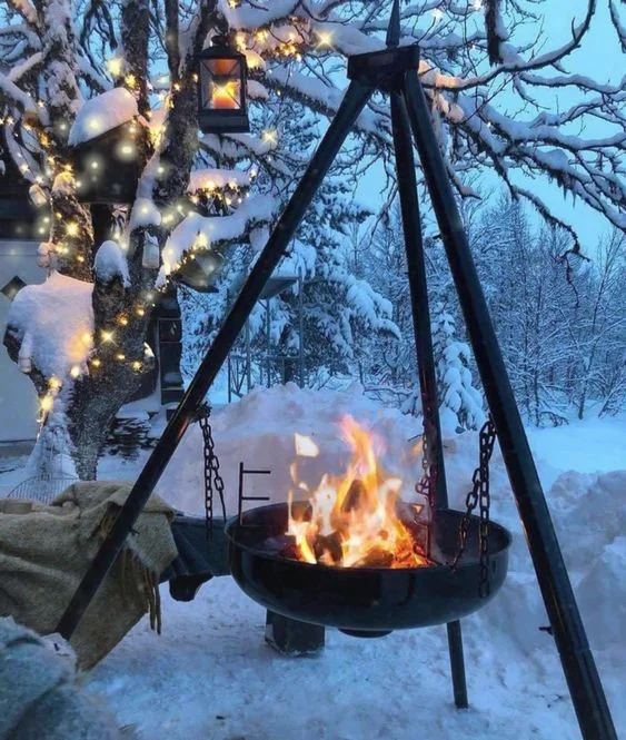 Meghitt téli udvar fényfüzérekkel és takarókkal