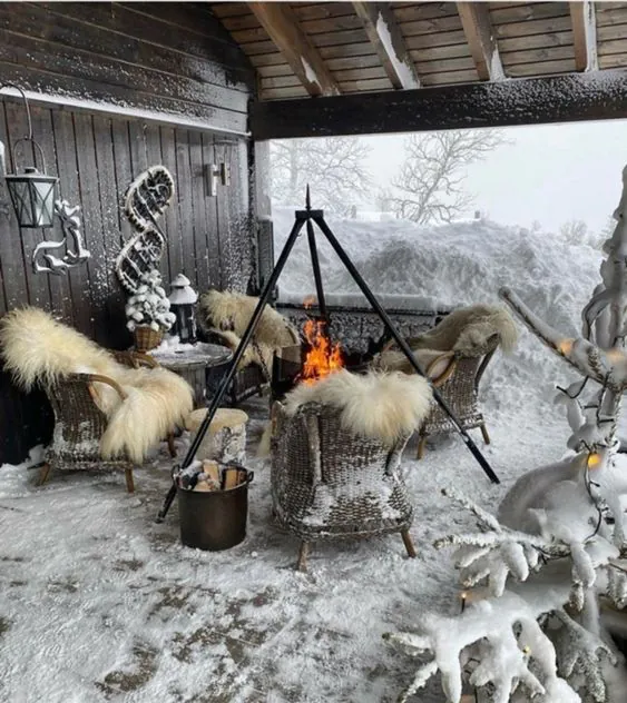 Téli kuckóvá alakított garázs kerti bútorokkal