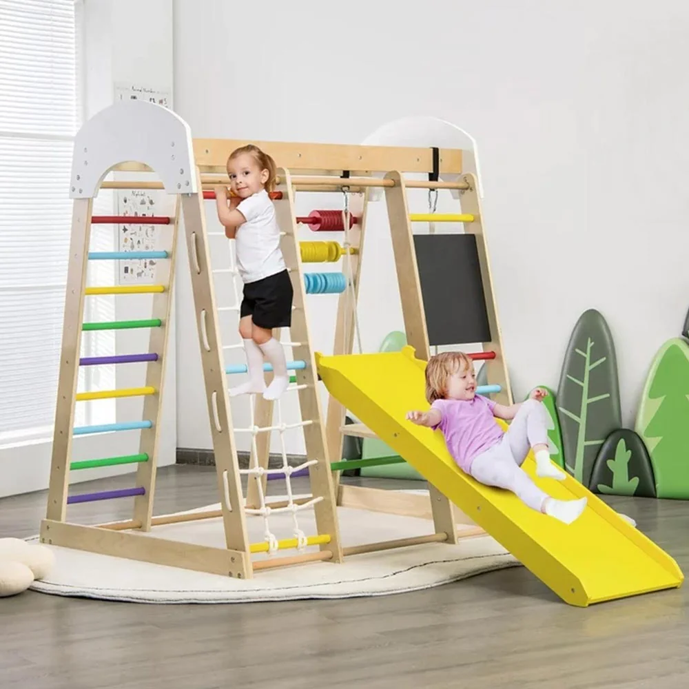 Fa mászóka gyerekeknek csúszdával és krétatáblával