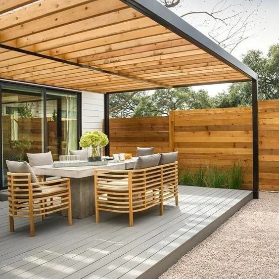 Modern pergola a kertben