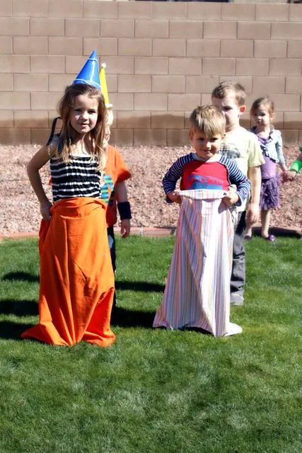 Vicces szabadtéri játék gyerekeknek