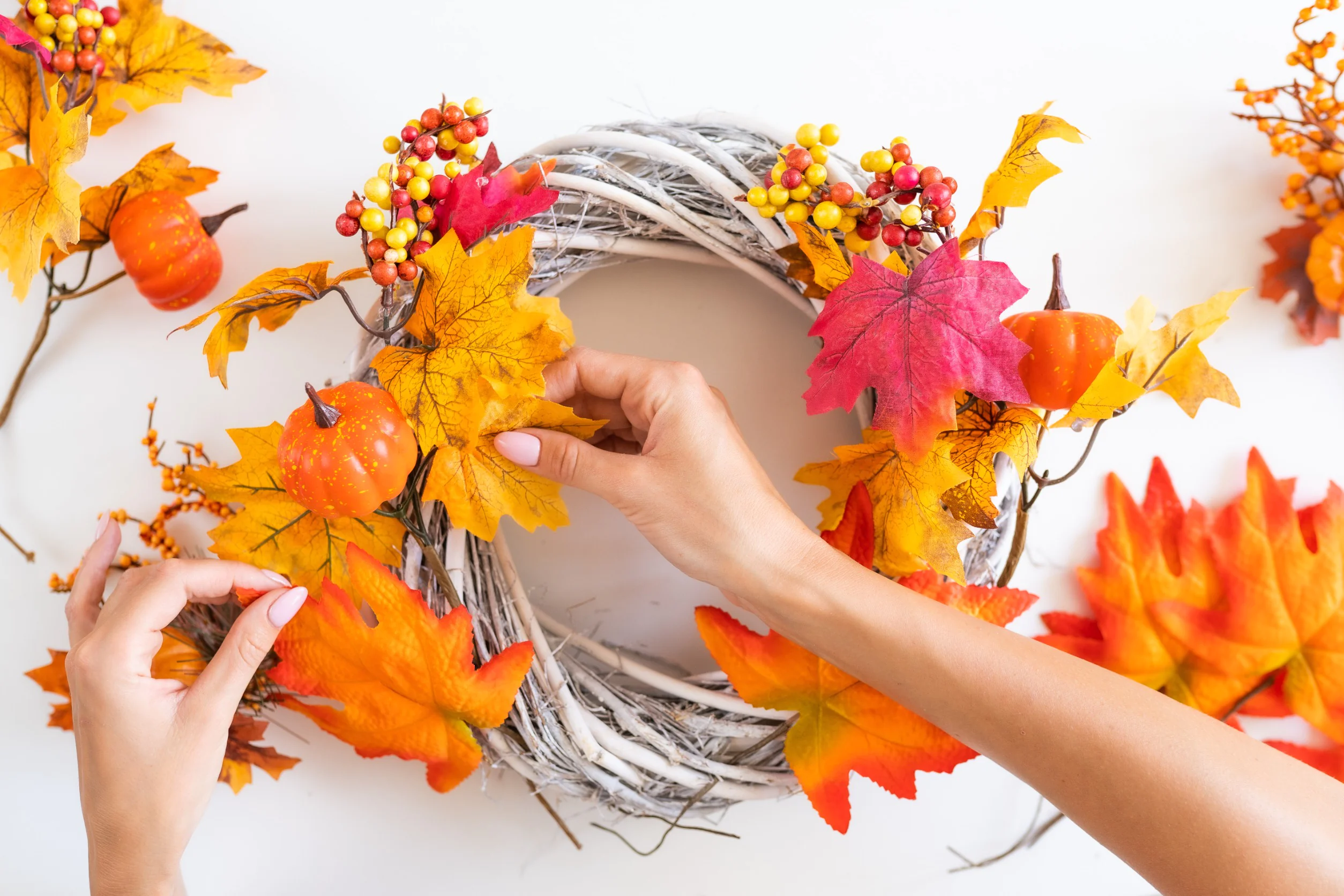 Őszi levelek és tobozok koszorúhoz